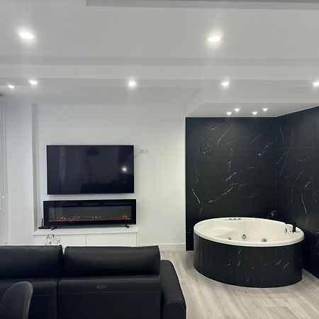 Black And White Suite Cervantes Castro Urdiales Zewnętrze zdjęcie