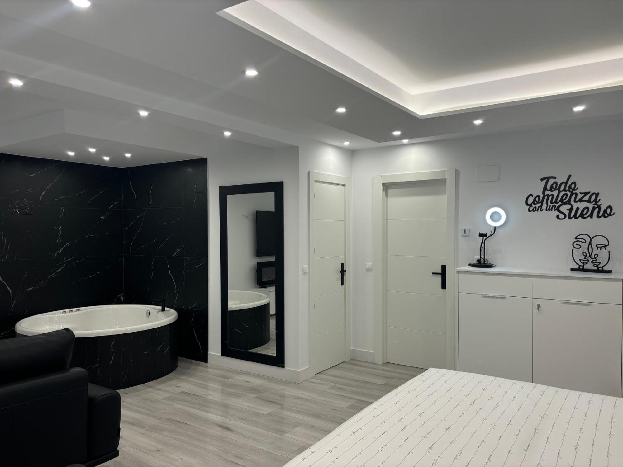 Black And White Suite Cervantes Castro Urdiales Zewnętrze zdjęcie